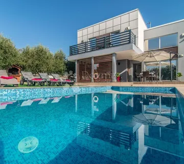 SNIŽENO! Luksuzna vila u Vodnjanu – savršen spoj elegancije i investicijskog potencijala - cover