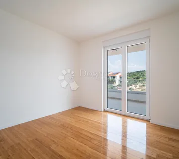 USELJIVA NOVOGRADNJA U NOVALJI - 800m OD PLAŽE - cover