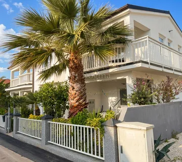 Prostrana kuća na Viru, 2 stana, južna strana i pogled na more - cover