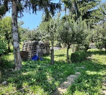 Građevinsko zemljište sa malom vikendicom  -  Klake  - cover