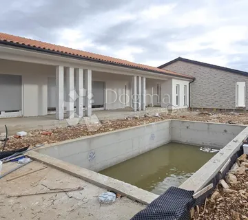Svetvinčenat, luksuzna prizemica sa bazenom - cover