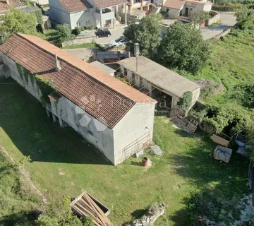 Kuća za adaptaciju sa velikom okućnicom - cover