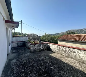 PRILIKA!! Kuća sa potencijalom za adaptaciju Grižane  - cover