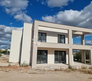 Vodice - moderna villa s bazenom - cover