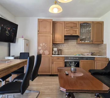 OBITELJSKA KUĆA SA 4 STANA UDALJENA 800 METARA OD MORA - cover