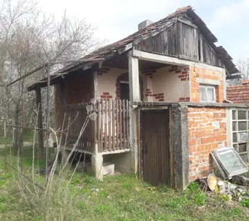 Vikendica u Cvetkovcu s velikim zemljištem – odlična prilika - cover