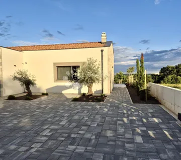 Vila u blizini Rovinja sa imanjem - cover