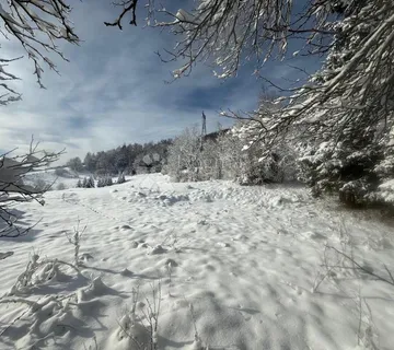Mrkopalj – idilično građevinsko zemljište s privatnošću, pogledom i idejnim projektom kuće za najam - cover