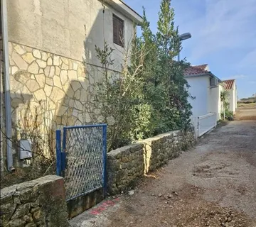 Kuća za adaptaciju – drugi red do mora, Vrsi – Zukve - cover