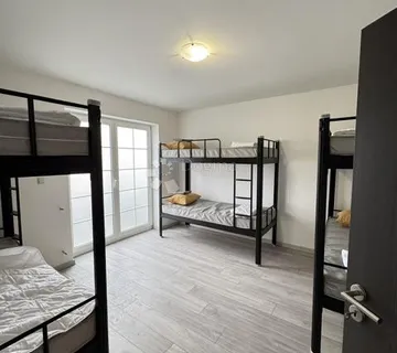 TOP SMJEŠTAJ ZA 60 OSOBA- LOKACIJA VRHUNSKA!! - cover