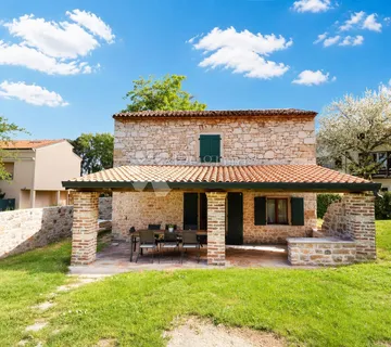 Kamena ljepotica u očaravajućem Poreču - cover