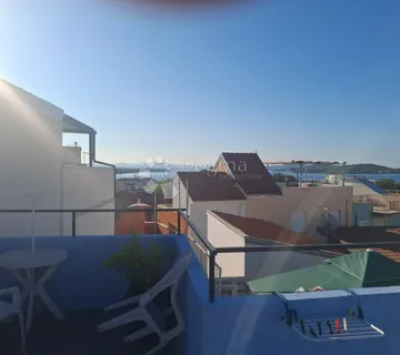 Apartman s prostranom terasom koja pruža pogled na more - cover