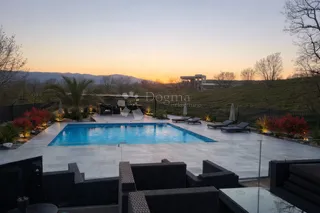 Stan sa terasom i bazenom na korištenje - cover