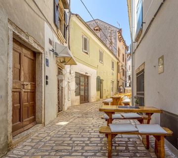 KUĆA ZA PREKRASAN APARTMANSKI PROJEKT U CENTRU ROVINJA - cover