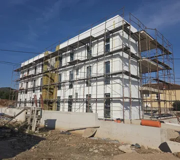 Tribunj – novogradnja, S2 dvosoban stan s vrtom i bazenom  - cover