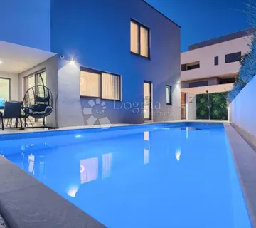 Vila s bazenom u Strožancu - cover