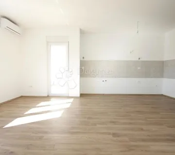 VODICE - stan na 1. katu 108 m2 + potkrovlje 60 m2 - cover