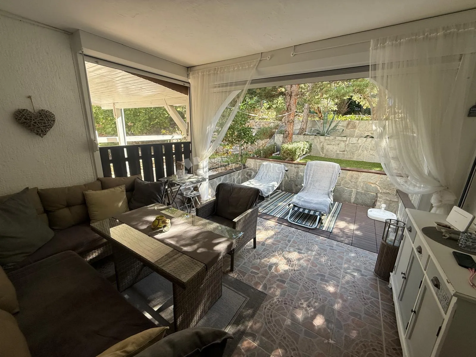 APARTMAN USELJIV I NAMJEŠTEN - cover