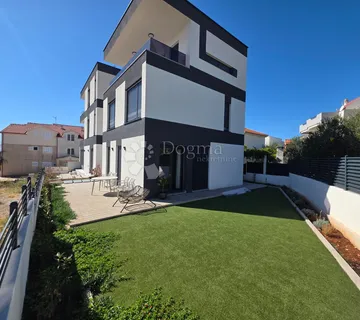 ROGOZNICA-PREDIVAN STAN 80M OD MORA - cover