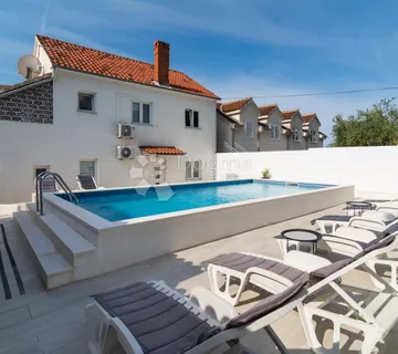 Atraktvna vila s bazenom i pogledom na more- Brač, Milna - cover