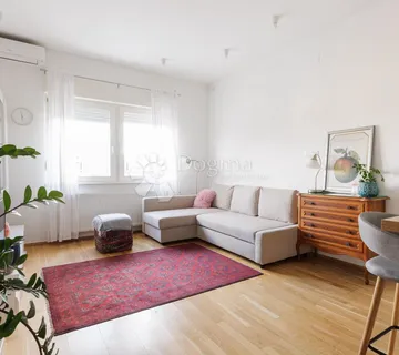 Izvrsna prilika u Palmotićevoj! Strogi centar - cover