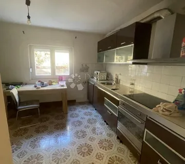 DVA ODVOJENA STANA S DVORIŠTEM I GARAŽAMA – ŠIBENIK - cover