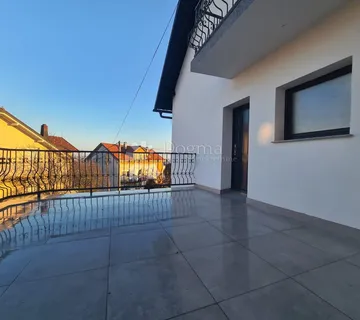 Stan s osjećajem kuće – privatni vrt 49 m², terasa i panoramski pogled, Mikulići - cover