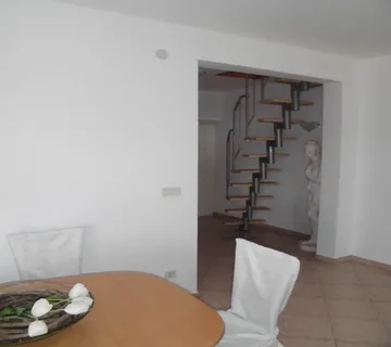 RABAC, dvoetažni stan sa pogledom na more - cover