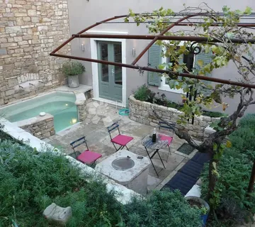 Kuća za najam i podnajam – Oprtalj, Istra - cover