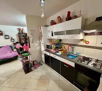 PRILIKA!! STAN SA VRTOM U MIRNOM DIJELU PULE - cover