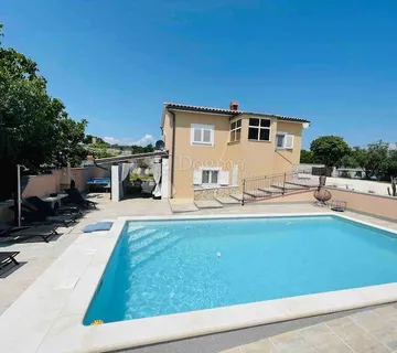 Samostojeća kuća s bazenom, privatnost i vrhunski potencijal najma - cover