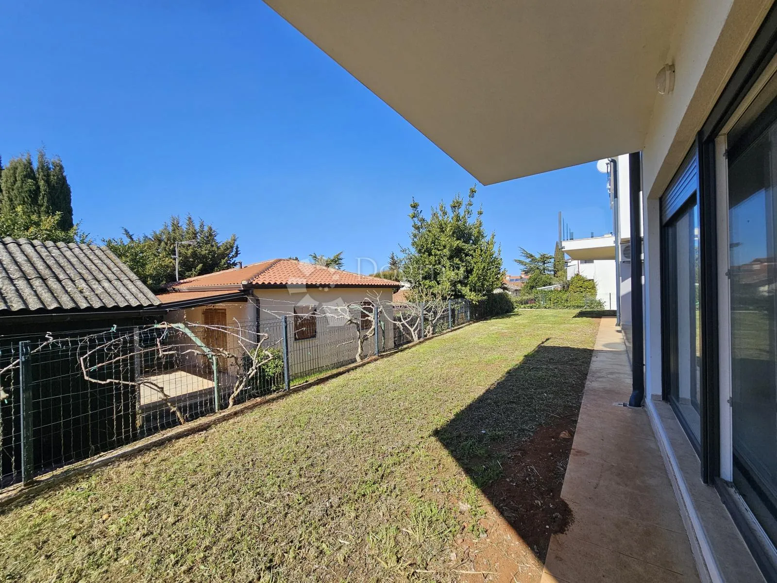 Stan 400m od mora sa garažom i vrtom - cover