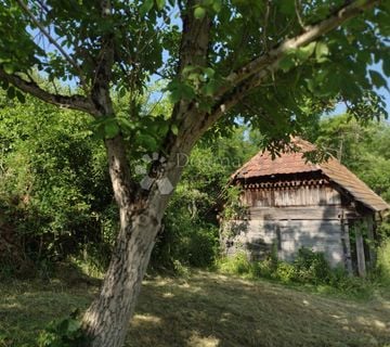 Romantična kućica u blizini potoka - cover