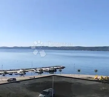 Ekskluzivan petosoban stan s privatnom krovnom terasom i pogledom na Jadran - cover