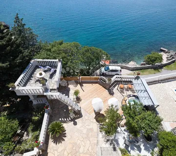 ESKLUZIVNA VILLA TIK UZ MORE - cover