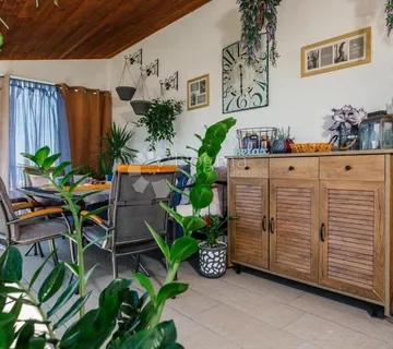 Dugoročni najam trosobnog stana s panoramskim pogledom na more i Makarsku - cover