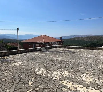 BRIBIR KAMENA KUĆA SA TERASOM - cover