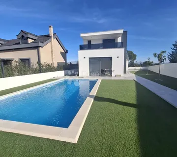 Vila sa bazenom  - cover