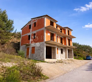 Troetažna kuća s velikim potencijalom, roh bau - cover