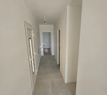 Dvosoban stan u novogradnji s pogledom na more u Kaštel Sućurcu! - cover