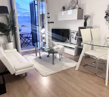 SUPETAR – UREĐEN I OPREMLJEN DVOSOBAN STAN S BALKONOM I PARKIRNIM MJESTOM – 5 MINUTA OD MORA I RIVE - cover