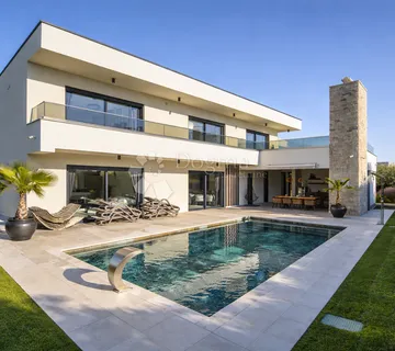 POREČ - EKSKLUZIVNA VILA S 4 SPAVAĆE SOBE 1 KM OD MORA! - cover