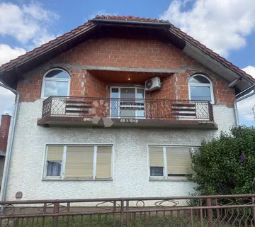 Prostrana kuća s dvije stambene jedinice  - cover