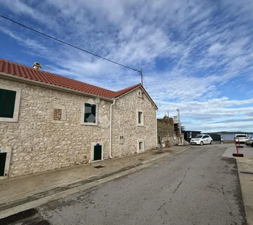 PRODAJE SE KAMENA KUĆA *** prilika koja se ne propušta*** - cover