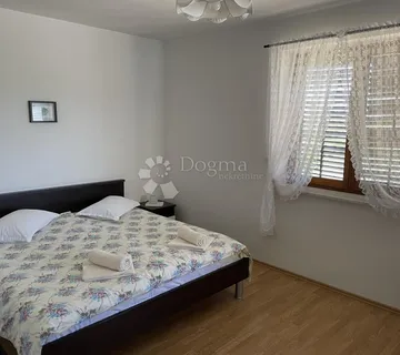 KUĆA BLIZU MORA SA DOZVOLOM ZA DVOJNU KUĆU S BAZENOM - cover