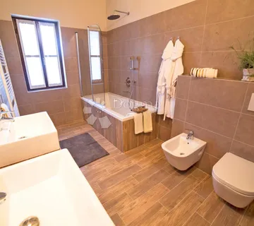 Elegantna vila u Istri – spoj tradicije, komfora i vrhunske lokacije - cover