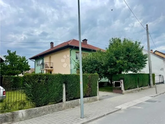 SNIŽENO!!! Kuća sa dva stana i dvije garaže u srcu Križevaca - cover