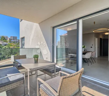 PRIMOŠTEN- OPREMLJEN STAN U NOVOGRADNJI U CENTRU - cover