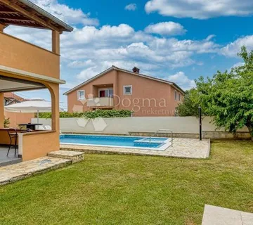 PREKRASNA SAMOSTOJEĆA KUĆA S DVA STANA I BAZENOM U LOBORICI - cover