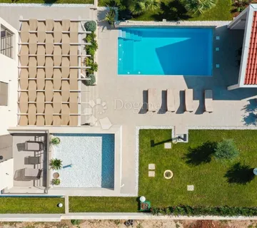 Luksuzna vila s dodatnom kućicom, bazenom i teniskim terenom! - cover